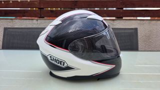 Casco Shoei XR1100 color blanco y efecto carbono