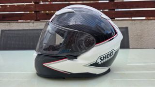 Casco Shoei XR1100 color blanco y efecto carbono