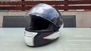 Casco Shoei XR1100 color blanco y efecto carbono