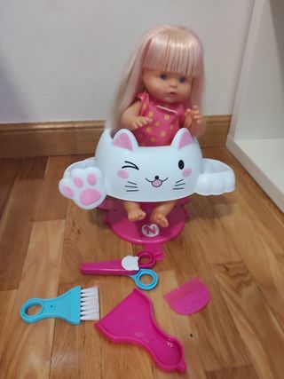 Muñeca Nenuco peluquería con accesorios.