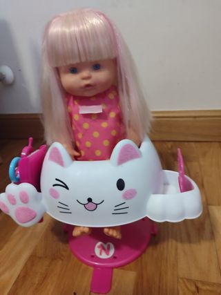 Muñeca Nenuco peluquería con accesorios.