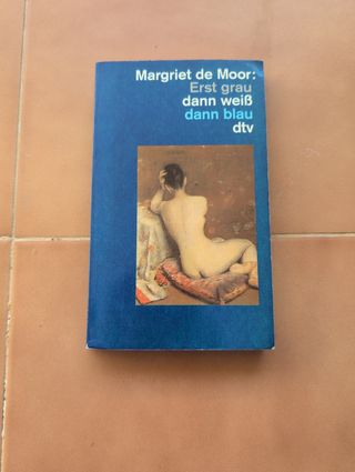 Erst grau dann weiß dann blau.