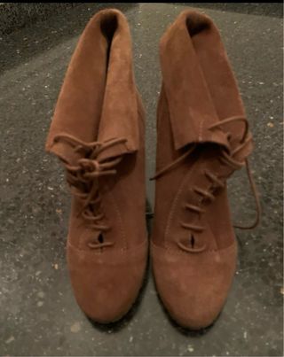 Tacones ante marrón