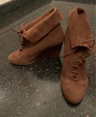 Tacones ante marrón