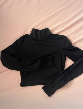 Top negro cuello alto manga larga