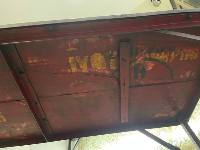 Tavolo pieghevole in ghisa e legno