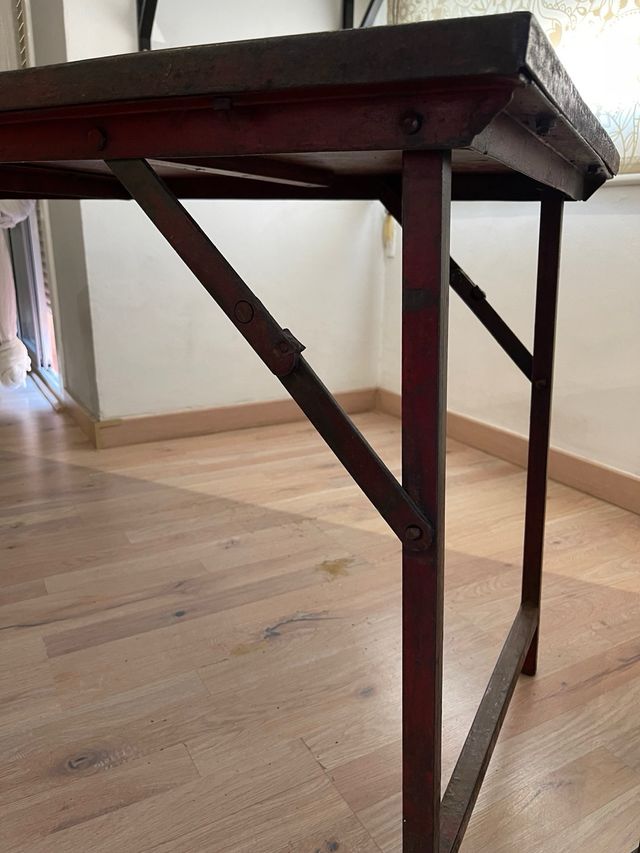 Tavolo pieghevole in ghisa e legno