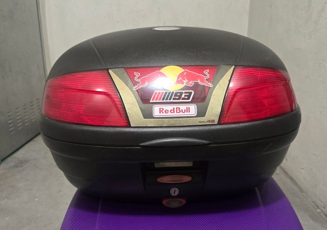 Baúl moto Kappa con parrilla.