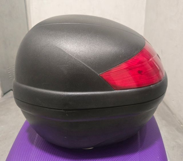 Baúl moto Kappa con parrilla.