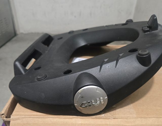 Baúl moto Kappa con parrilla.