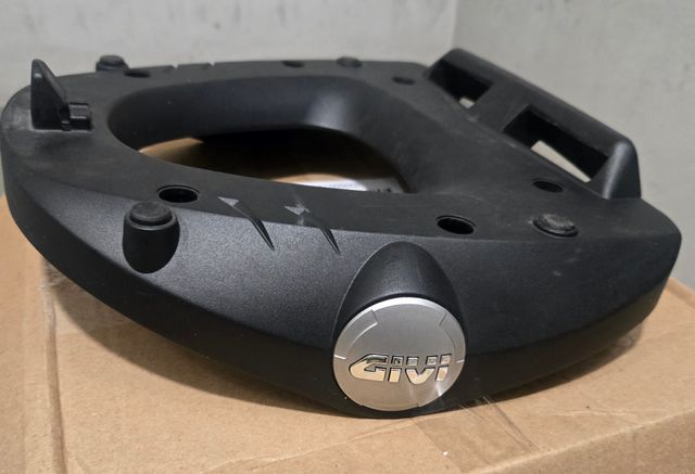 Baúl moto Kappa con parrilla.