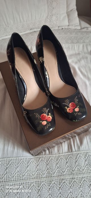 Salones negros estampados