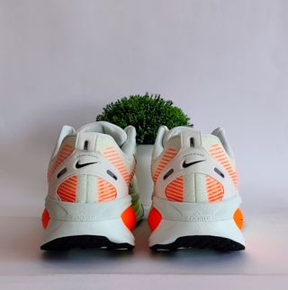 T43 - Nike Vomero 18 - barely green