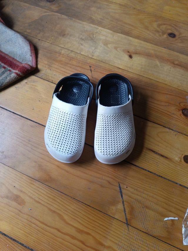 Sandalias estilo Crocs blancas y negras