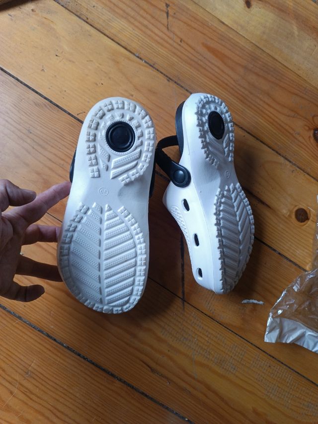 Sandalias estilo Crocs blancas y negras