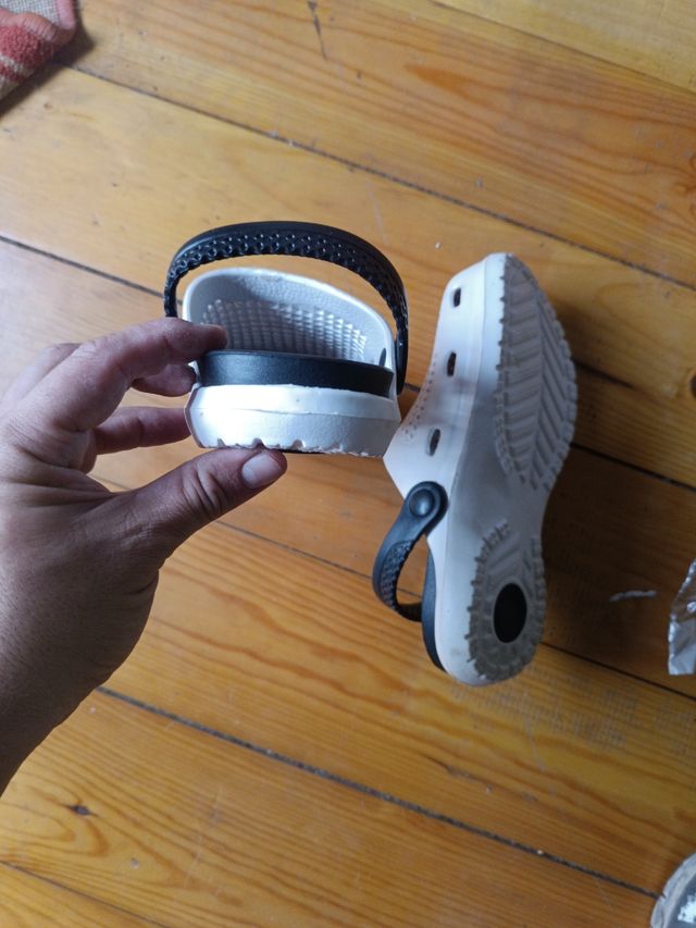 Sandalias estilo Crocs blancas y negras