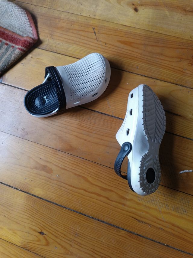 Sandalias estilo Crocs blancas y negras