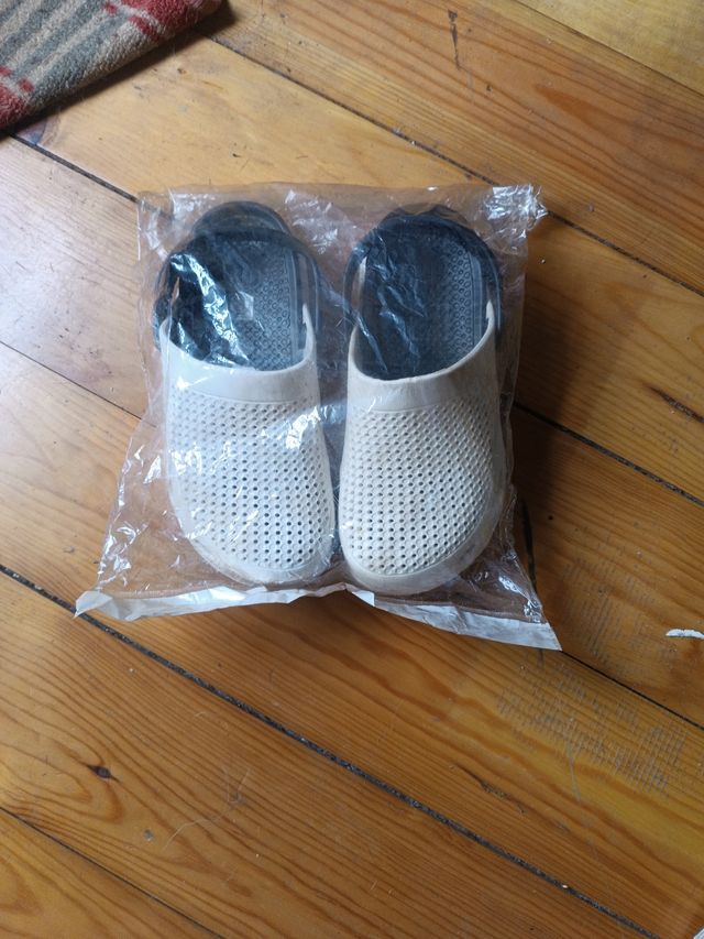 Sandalias estilo Crocs blancas y negras