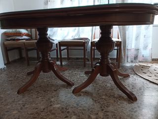Mesa de comedor de madera