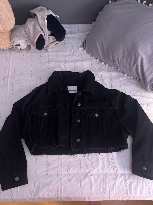 Chaqueta vaquera negra corta bershka