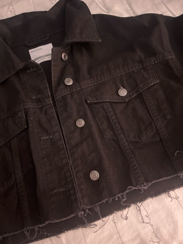 Chaqueta vaquera negra corta bershka