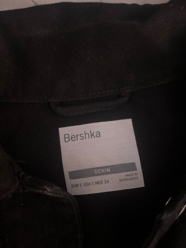 Chaqueta vaquera negra corta bershka