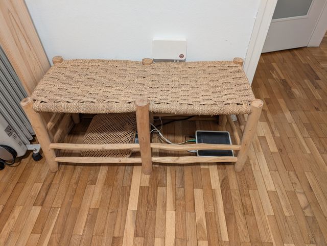 Banco de madera con asiento de mimbre
