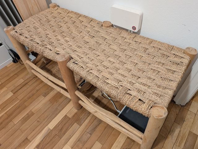 Banco de madera con asiento de mimbre