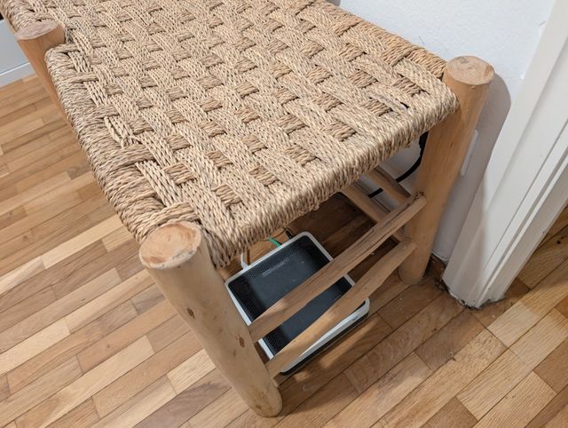 Banco de madera con asiento de mimbre