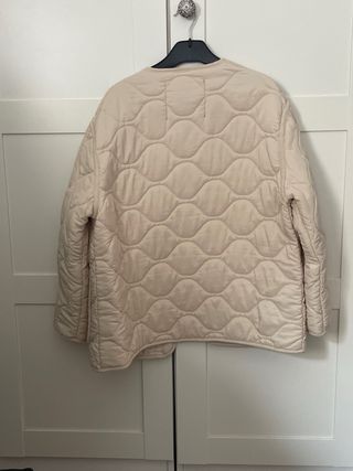 Chaqueta acolchada Stradivarius S beige