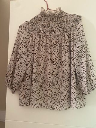 Blusa beige con lunares negros