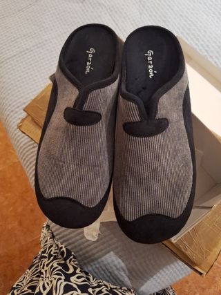 Zapatillas Pantuflas Garzón - grises y negras
