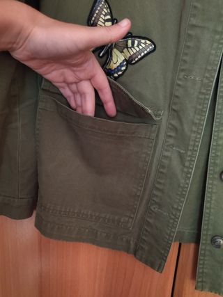 Chaqueta militar verde oliva con mariposas