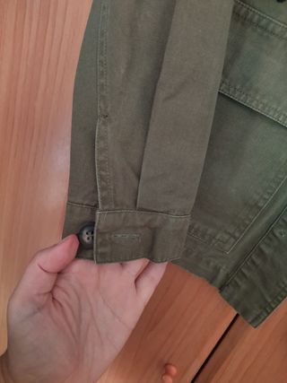 Chaqueta militar verde oliva con mariposas
