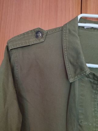 Chaqueta militar verde oliva con mariposas