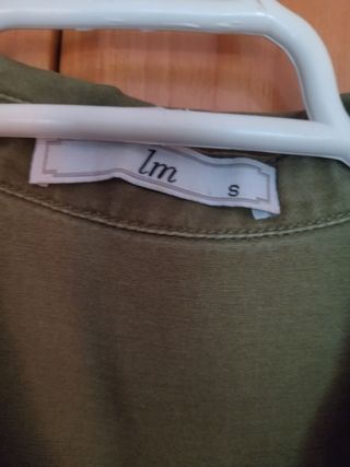 Chaqueta militar verde oliva con mariposas