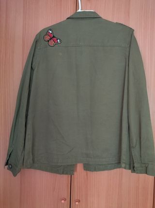Chaqueta militar verde oliva con mariposas