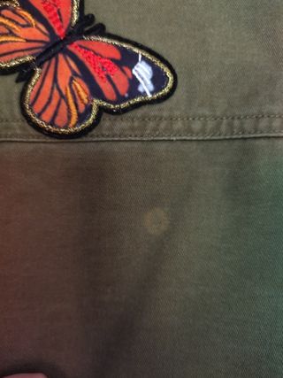 Chaqueta militar verde oliva con mariposas