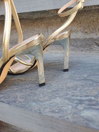 Sandalias Zara Woman doradas