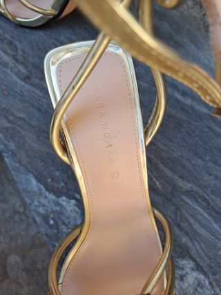Sandalias Zara Woman doradas