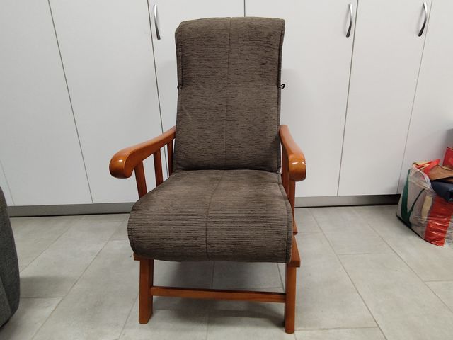 Sillón mecedora marrón de madera