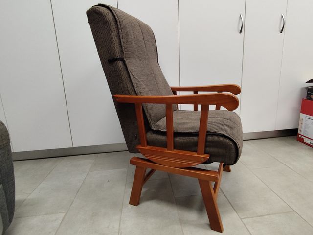 Sillón mecedora marrón de madera