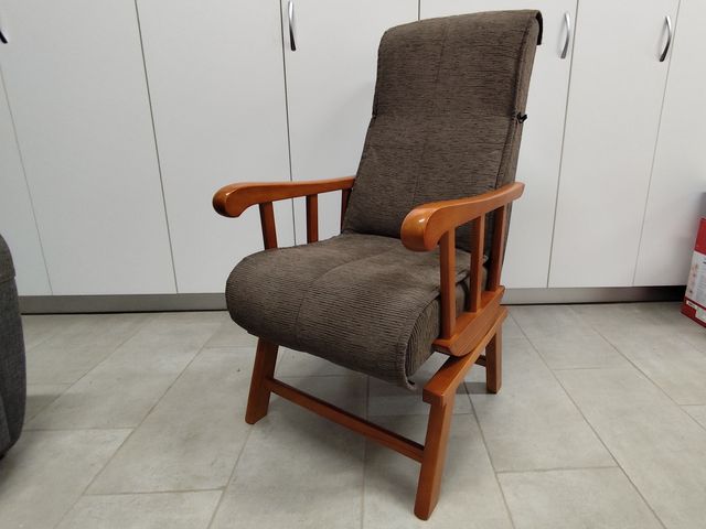 Sillón mecedora marrón de madera