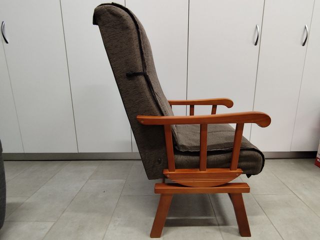 Sillón mecedora marrón de madera