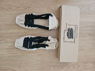 Espardeñas de esparto beige y negras