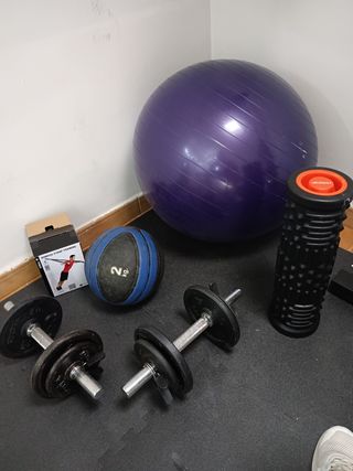 GIMNASIO: balón, mancuernas, etc.