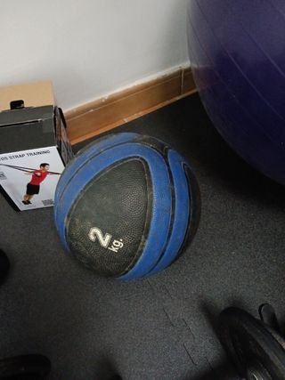 GIMNASIO: balón, mancuernas, etc.