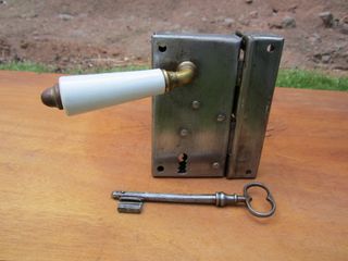 Cerradura antigua superficie, con llave. 