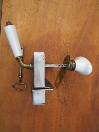 Cerradura antigua superficie, con llave. 
