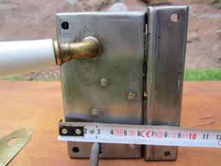 Cerradura antigua superficie, con llave. 